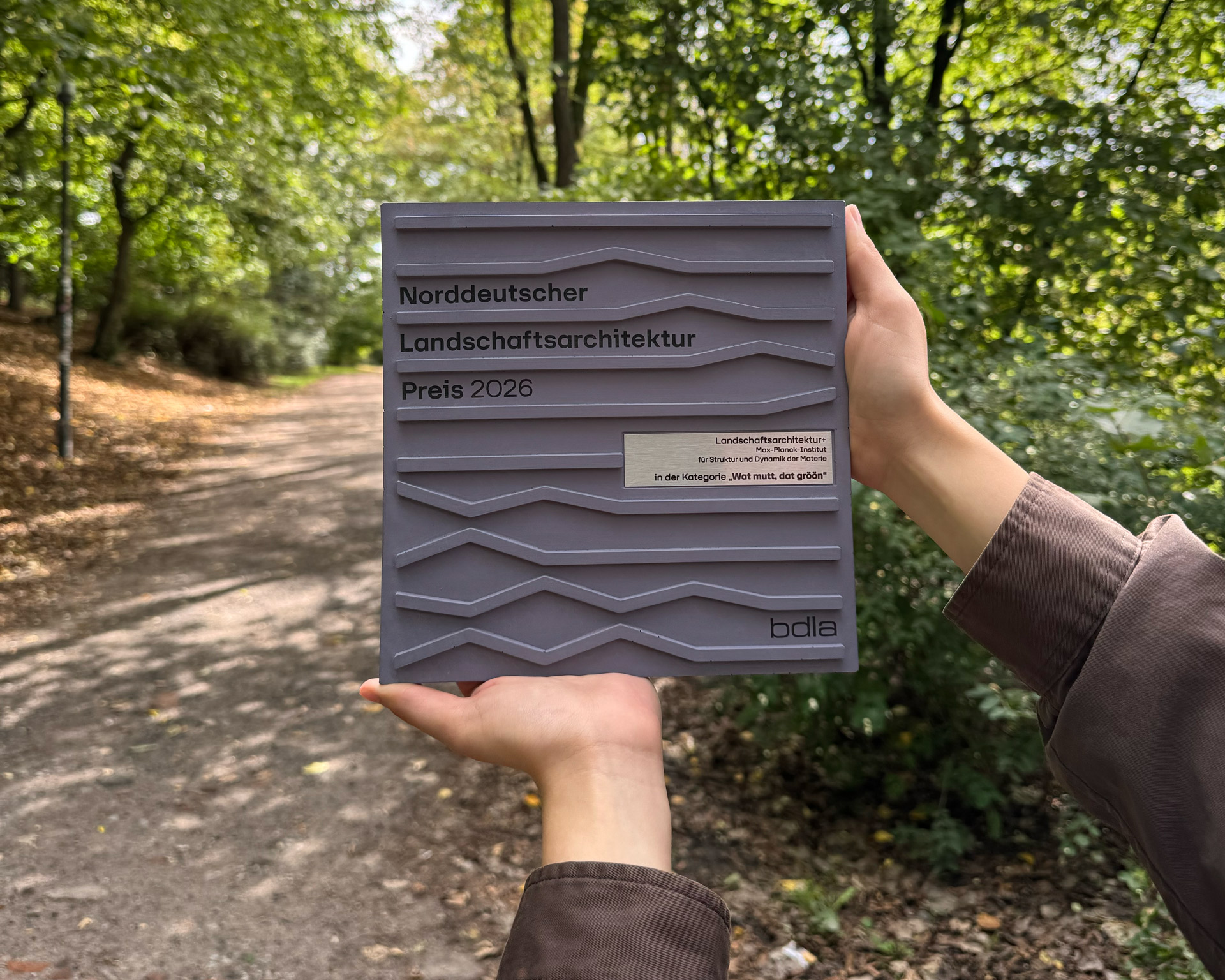 Siegerplakette bdla Preis 2026 für Landschaftsarchitektur+ aus Hamburg